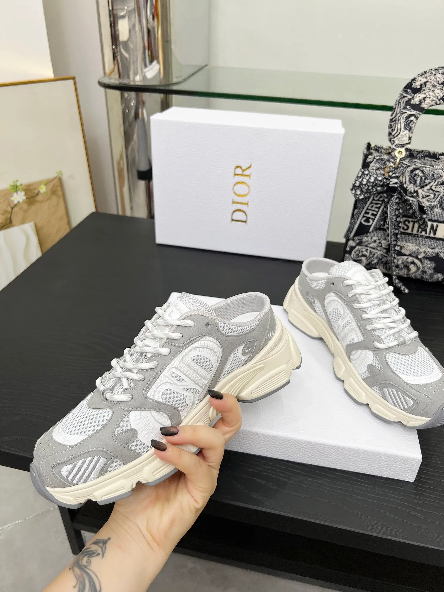 👟👟Ex-factory price 520👟👟 This Dior Chrono sports half slipper reinterprets running shoes with Dior's high-end style. Gray mesh fabric is paired with tonal suede calfskin panels, the CD logo on the side, the star patch on the tongue and the Dior logo on the heel, all in classic fine detail. Featuring two-tone laces and a lightweight sole with star graphics, they can be worn year-round. Size: Women’s size 35-41 (35/42 can be customized) Men’s size 40-46 (men’s version is being printed) Color: 12 colors available